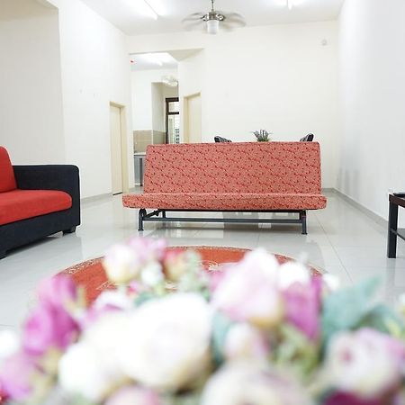 Warisan Indah Homestay Klia 1 Melayu Sahaja Sepang Exteriör bild