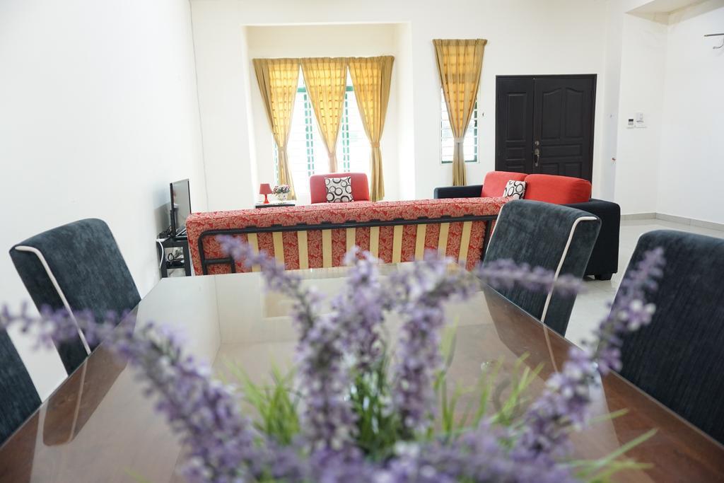 Warisan Indah Homestay Klia 1 Melayu Sahaja Sepang Exteriör bild