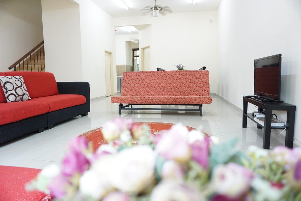 Warisan Indah Homestay Klia 1 Melayu Sahaja Sepang Exteriör bild