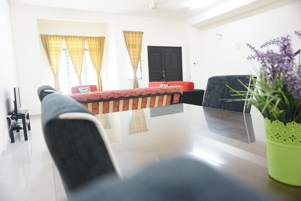 Warisan Indah Homestay Klia 1 Melayu Sahaja Sepang Exteriör bild